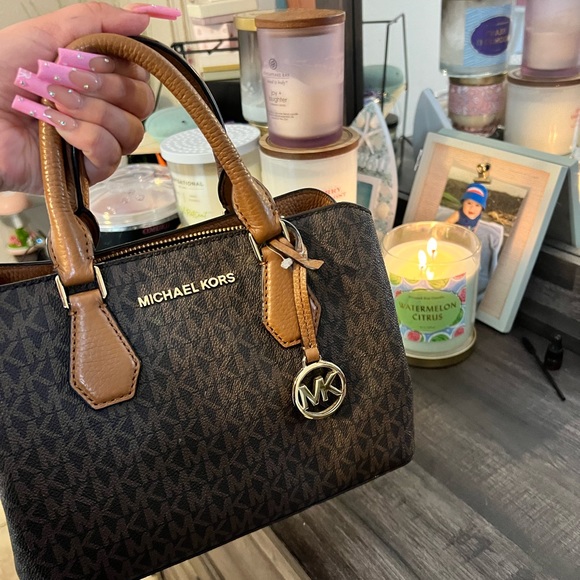 Hi all, I’m selling a mini Michael Kora handbag! Used a couple of times! - Picture 3 of 6